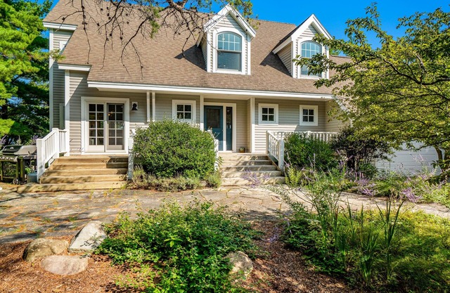 Private lakefront house in great location with private beach, great views