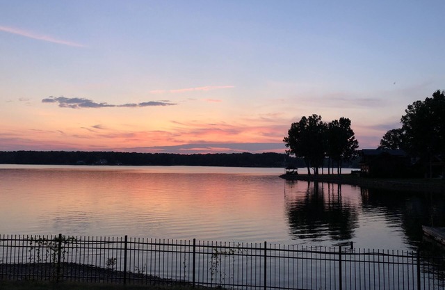 Maison en rondins au bord du lac avec quai