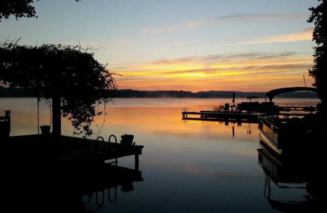 LAC PRIVÉ SUR 2+ AC AVEC VUE SUR LA GRANDE EAU AVEC BAIGNOIRE (Location de 30 jours minimum seulement)