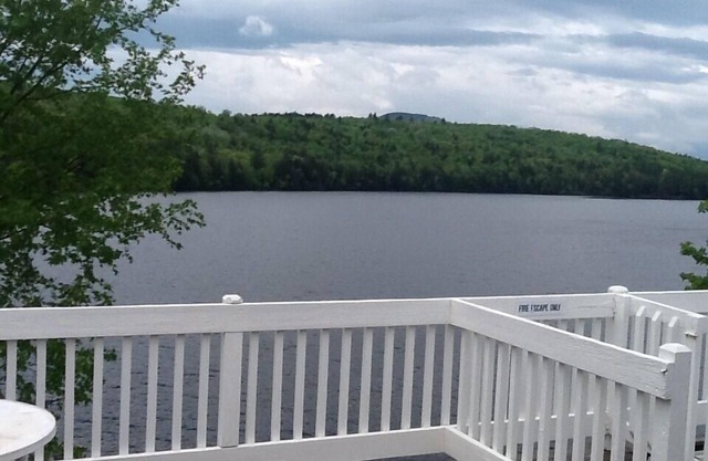 Privé Lakeside Condo avec terrasse sur le toit près de Sunday River et Mt Abram