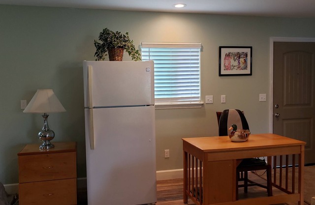 Grand studio privé avec lanai enveloppant, neuf et propre. Disponible à long terme