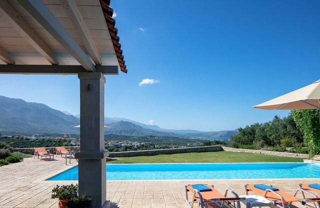 Emplacement privé, vue panoramique sur la mer, piscine privée de 50m2, proche d'une plage de sable