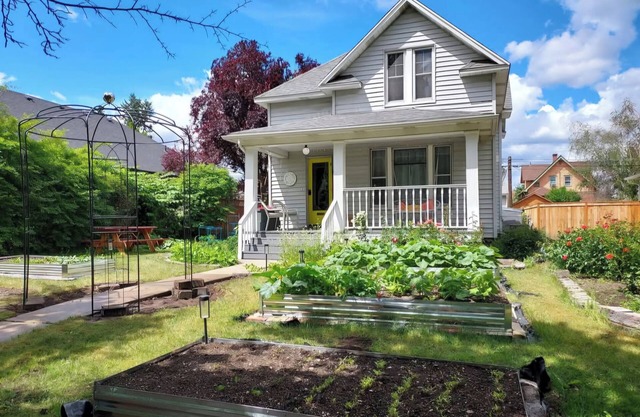 Private Loft in 2 Story Victorian, Billiken Inn