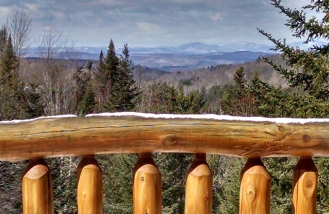 Belle cabane en rondins moderne nichée sur 14. 5 acres dans les Montagnes Blanches