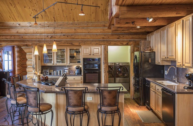 Maison en bois rond privée à seulement 1 mile de Mountain Village Blvd. entrée.