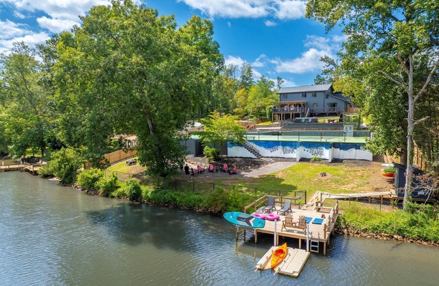 Fun Private Lakefront Luxury Retreat w/Pickleball & Kayaks, near Greenville