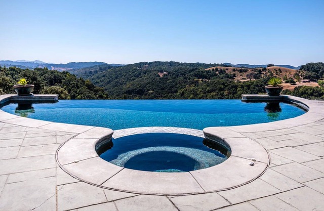Domaine privé et luxueux au sommet d'une colline avec piscine et spa privés, entouré de vignobles!