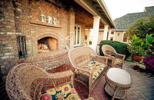 Private luxury estate w/panoramic farmland & mountain views!