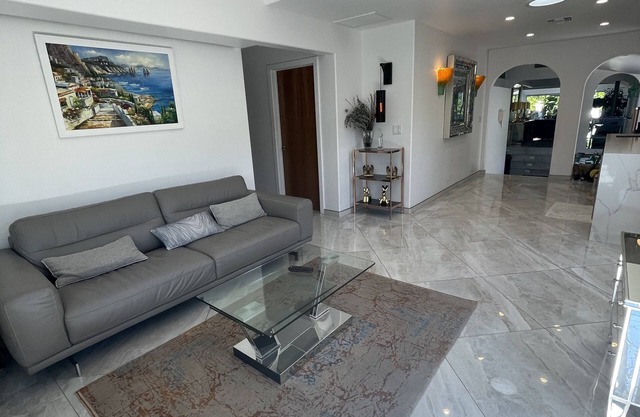 PRIVATE Luxury HOME WITH HOT TUB AND MINUTES FROM THE BEACH!