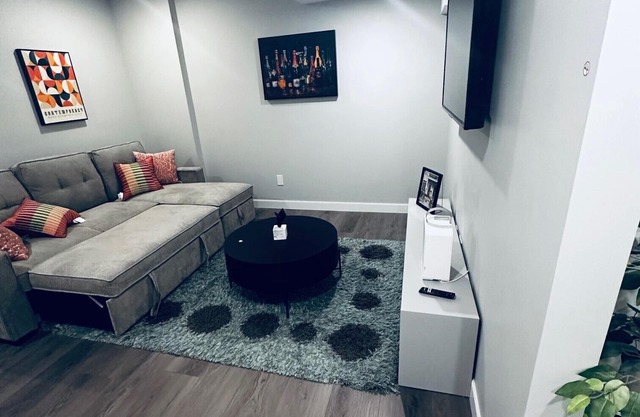 Private Modern 2-BR Walkout Suite-Cozy Quiet and Fully equipped in Calgary, NW
