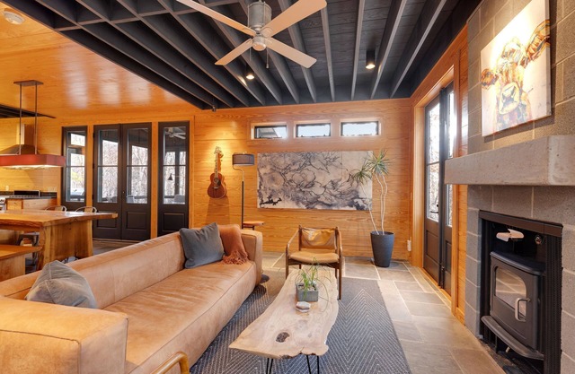Modern cabin with hot tub on private mountaintop + pet friendly