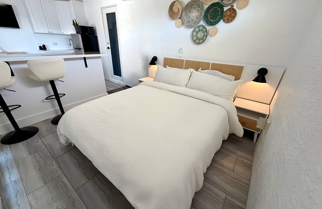 Private modern Oasis W kitchen & parking in beautiful Naples with AC