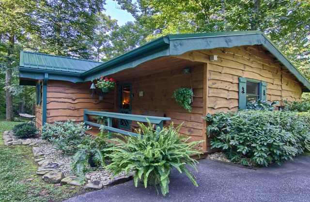 COUPES DE MONTAGNE PRIVÉES ESCAPADE. 16 MI À ASHEVILLE. CREEK, HOT TUB, FOYER
