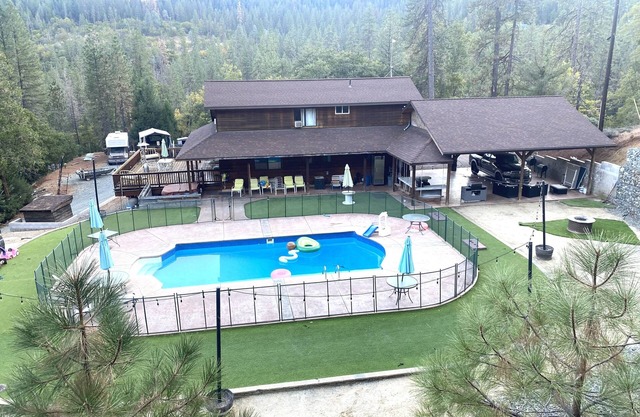 Private Mountain Getaway with pool yet 4 miles to downtown Weaverville
