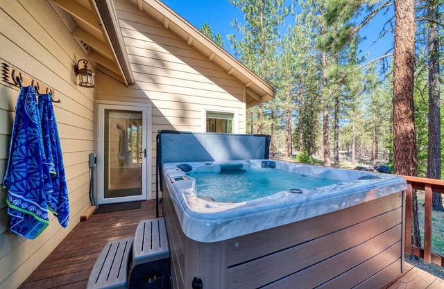 Private Mountain House with Views and a Hot Tub//Golf//MTB Trails