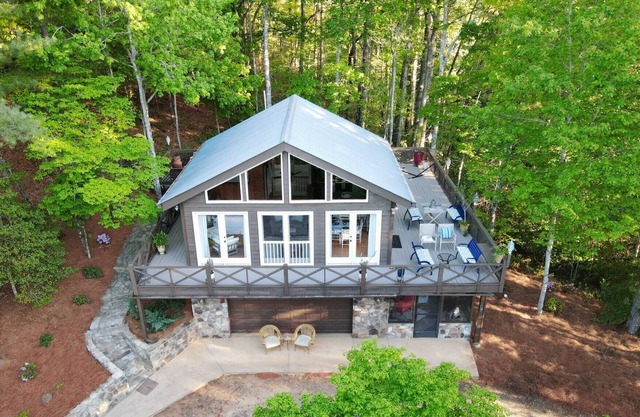 Private Mountain Treehouse w/ King Bed & Lake Rabun Views