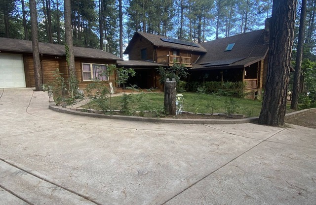 Private Mountain True Log Cabin Retreat with 2 Master Bedrooms