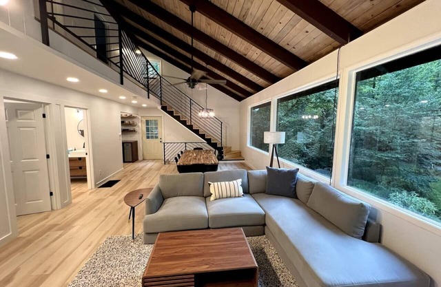 Private Mountain Chalet-Fenced in Yard for Pets!