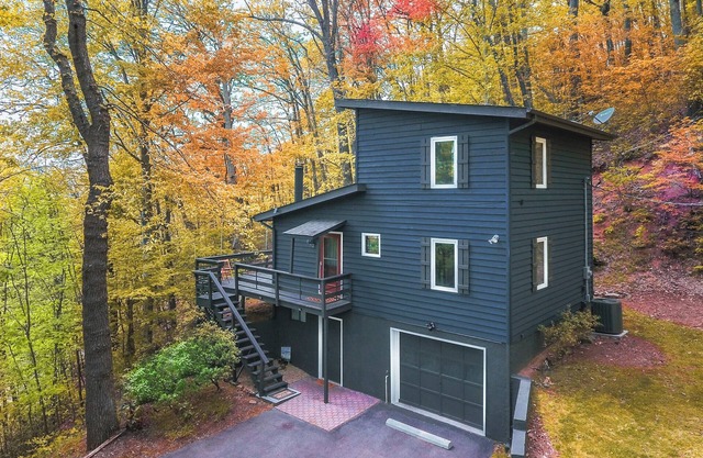 Peaceful mtn cabin, 2 suites, firepit, gameroom, BBQ, Wi-Fi, on 2.4 pvt acres.
