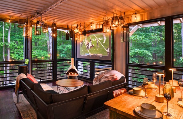 Private Multi Family Retreat on 5 Acres!