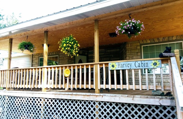 Private / NICE Grande cabine sur 3/4 Acre. Énorme porche couvert. Accès en fauteuil roulant