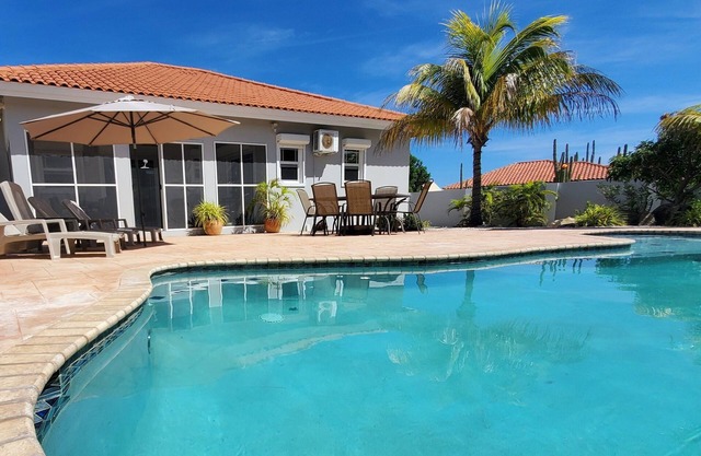 Maison 3BR privée, cul-de-sac calme, piscine, toutes commodités, à 3 min de la plage!