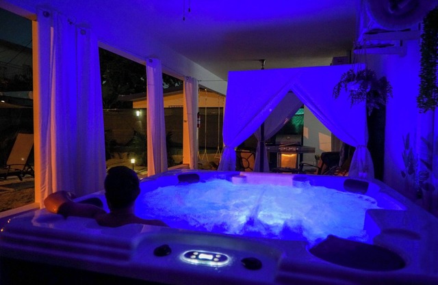 Private Oasis with Jacuzzi and Cabana. Pet Friendly