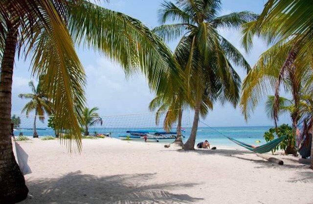 Private Ocean-Front Cabin with private bathroom on San Blas Island