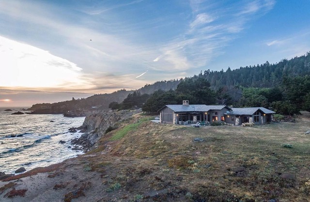 Vues spectaculaires sur l'océan depuis chaque chambre de cette maison de Timber Cove