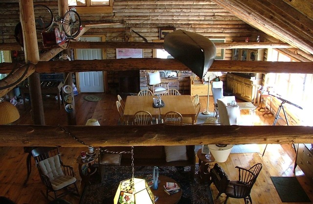 Privées, sur la magnifique cabane en rondins de l'eau, 815 pieds de façade de l'eau, 16 hectares