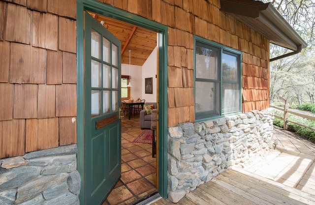Private One-bedroom Cottage with Kitchen: Your Romantic Hideaway near Yosemite