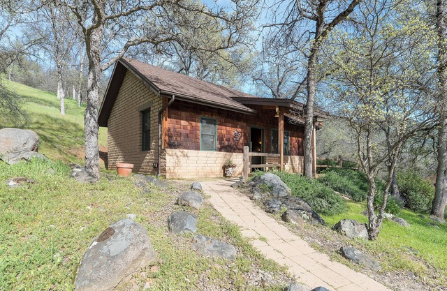 Private One-Bedroom Cottage with Kitchen: Your Romantic Hideaway near Yosemite