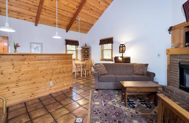 Private One-bedroom Cottage with Kitchen: Your Romantic Hideaway near Yosemite