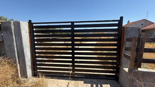 Private Parking for Cars, Vans, Campers, Bus, RV, Trailer & Caravan with Easy Access to Expressway & Main Road - Quiet Location with Mountain Views, Near the Beach, with 2 Lose Guard Dogs, No Water or Electric, No Shower or Toilet - Self Check-in