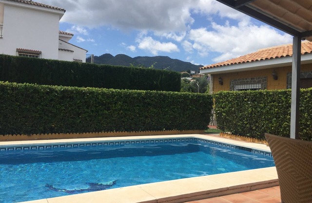 villa privée paisible pour jusqu'à 6 personnes avec sa propre piscine privée et jardin.