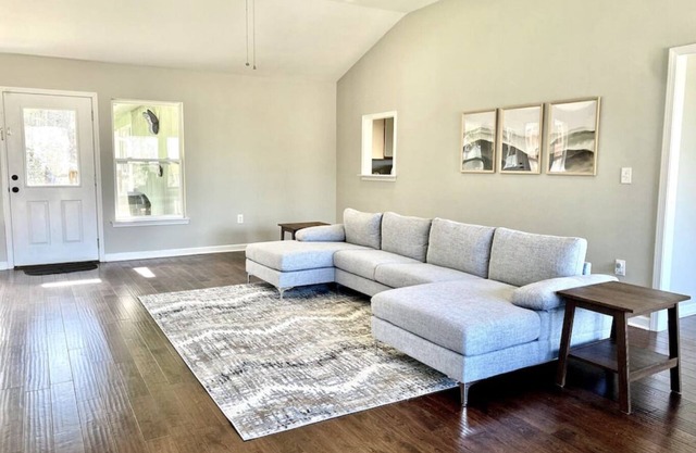 Private Pet friendly 5 bedroom home — 30 minutes to TIEC — Mountain Views!