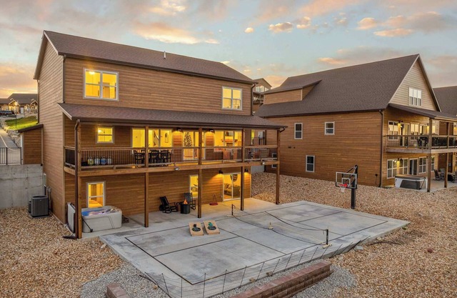 Private PICKLEBALL Court! Hot Tub! Lake View!
