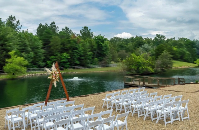 Private pond cabin, Weddings & events, sleeps 24!