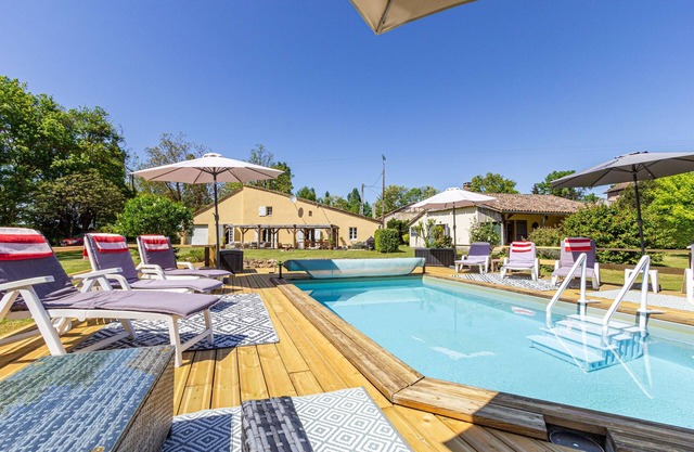 Private pool, garden, games room, all on ground floor. Near historic town, shops