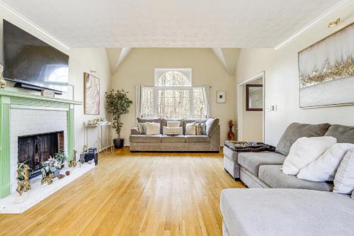 Private Pool and Hot Tub Family Gem in Alpharetta