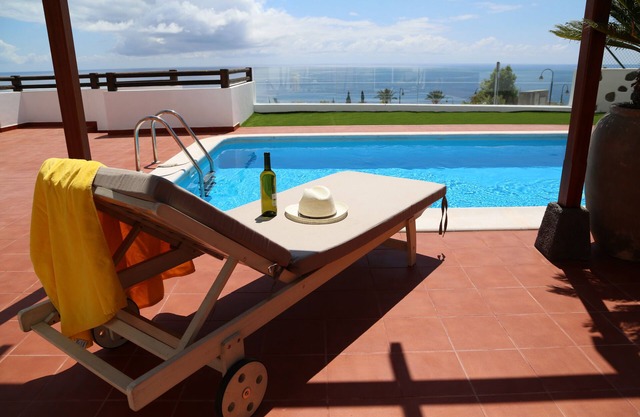Design contemporain avec vue panoramique sur l'océan, ensoleillé toute l'année