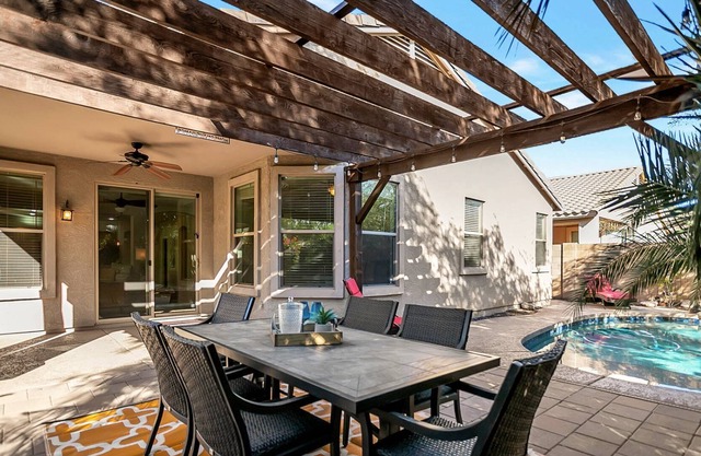 Private Pool, BBQ, WIFI + Community Heated Pools/Spa/Tennis, Basketball & Volleyball Courts & Parks!