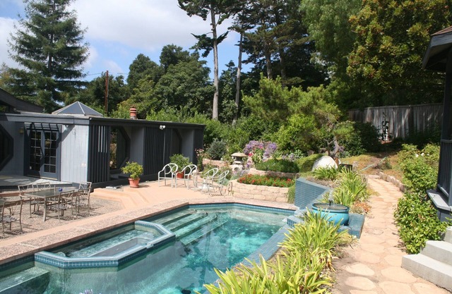 Private Family Pool Home Près du centre-ville-sur un bel Acrel!