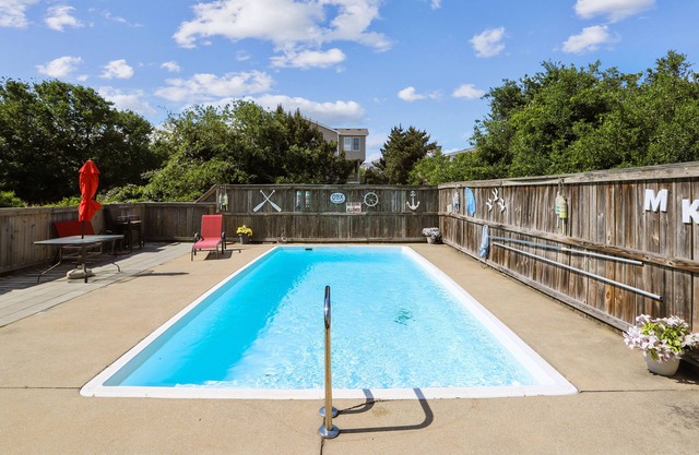 Piscine privée, bain à remous, adorable maison à Duck. 850 pieds à la plage! Animaux acceptés!