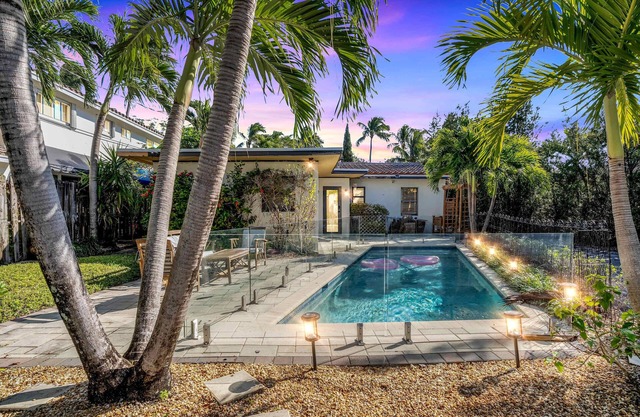 Luxury 4BR Townhouse Sleeps 8 + Parking