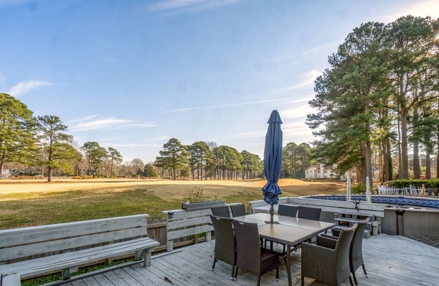 Private pool on golf course minutes from VB town center! Verizon Fios internet!
