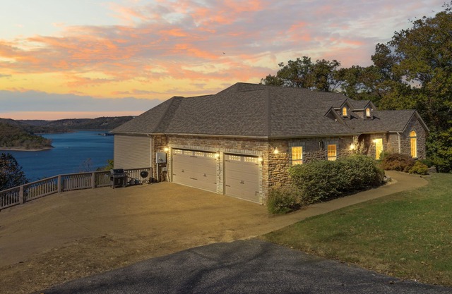 Lakefront Luxury-- Piscine privée et bain à remous, billard - Vues magnifiques sur le lac!