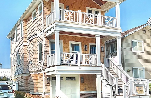 STUNNING Single-family, new construction with PRIVATE POOL - close to beach!