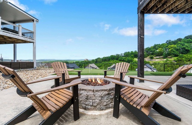 Private Putting Green, Firepit, Hot Tub, Free Daily Tickets, Views, Community Indoor Pool!