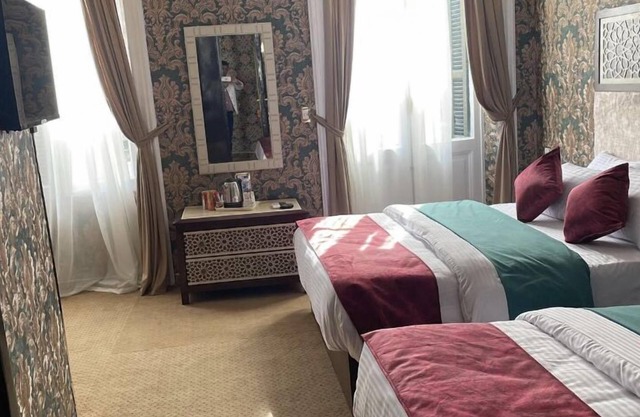 CHAMBRE QUADRUPLE PRIVÉE. VUE SUR LA VILLE